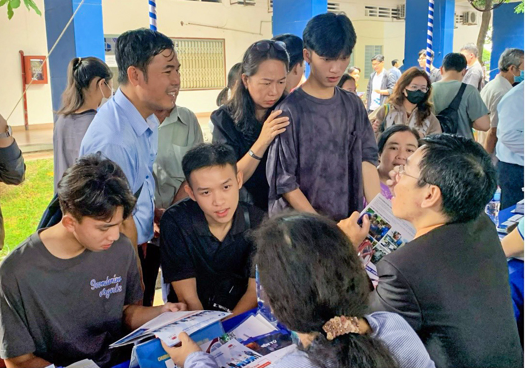 Phụ huynh và học sinh nghe tư vấn cơ hội học tập tại các trường - Ảnh: THỊ MINH Phụ huynh và học sinh nghe tư vấn cơ hội học tập tại các trường - Ảnh: THỊ MINH