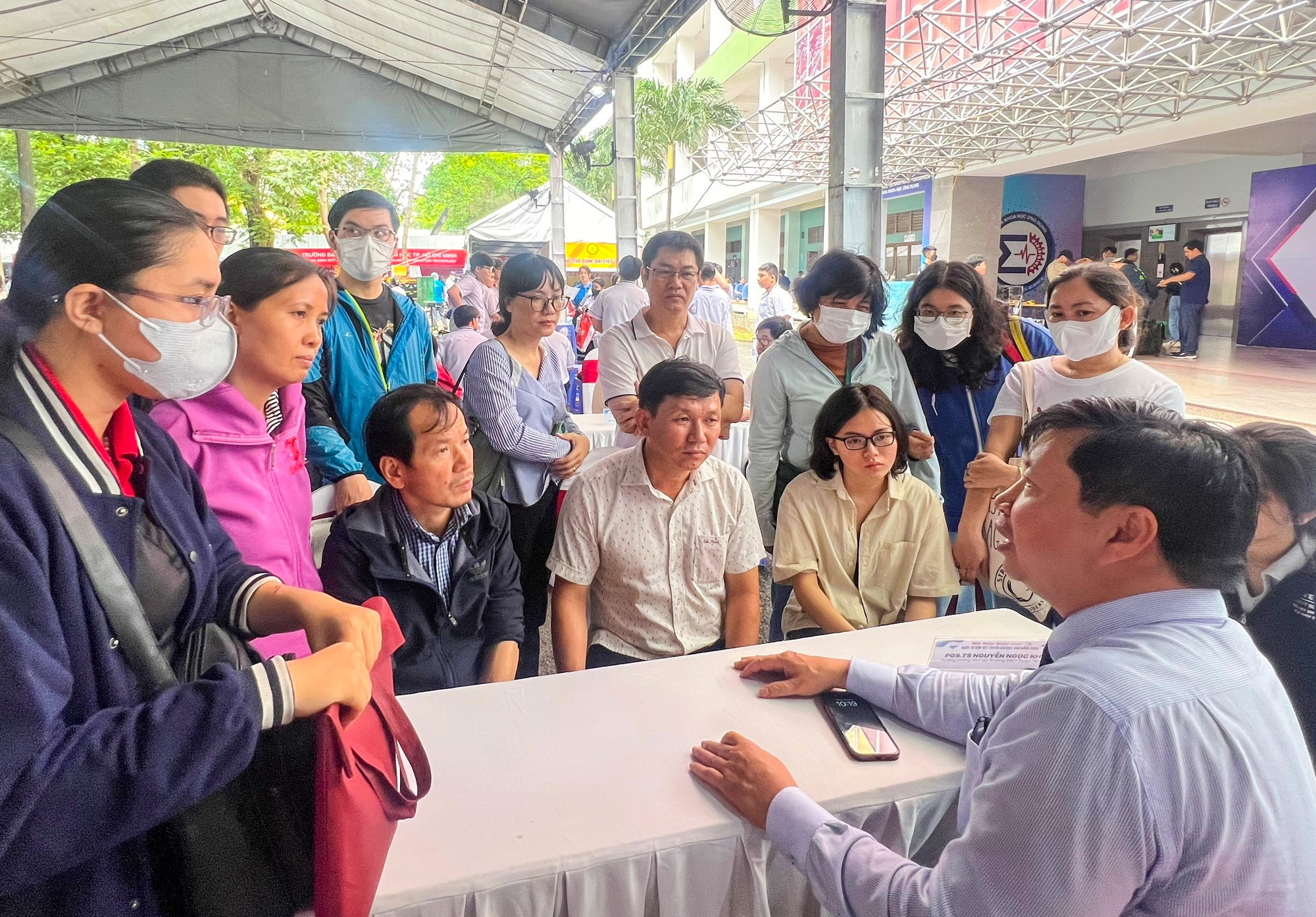 PGS.TS Nguyễn Ngọc Khôi – Trưởng phòng đào tạo Trường đại học Y dược TPHCM giải đáp cho phụ huynh về điểm xét tuyển năm nay - Ảnh: LƯU NGỌC KHÁNH LINH PGS.TS Nguyễn Ngọc Khôi – Trưởng phòng đào tạo Trường đại học Y dược TPHCM giải đáp cho phụ huynh về điểm xét tuyển năm nay - Ảnh: LƯU NGỌC KHÁNH LINH