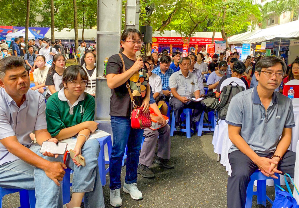 Cô Hiệp đặt câu hỏi cho các thầy trong ban tư vấn – Ảnh: NGỌC TUYỀN Cô Hiệp đặt câu hỏi cho các thầy trong ban tư vấn – Ảnh: NGỌC TUYỀN