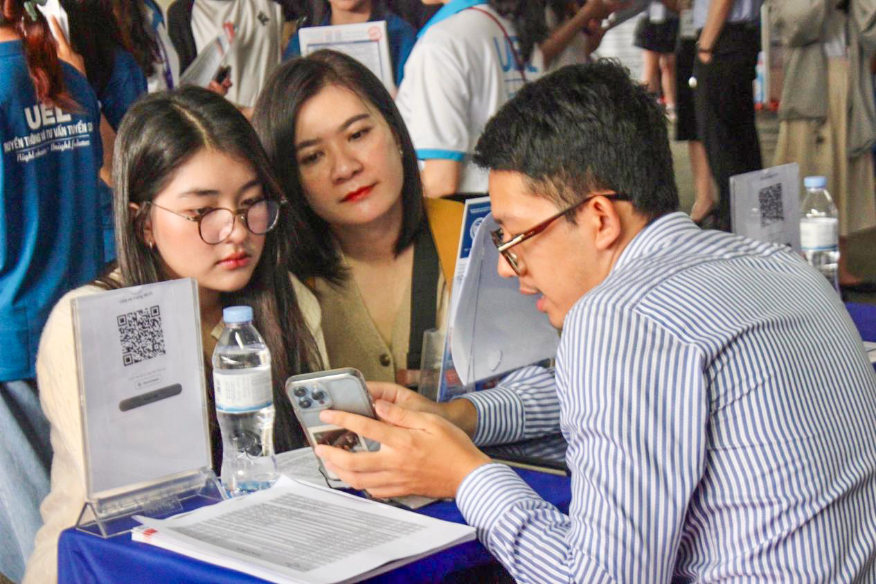 Học sinh Lê Phước Thảo Uyên đặc biệt quan tâm đến thông tin xét tuyển của trường ĐH Kinh tế - Luật (ĐHQG TP.HCM)- Ảnh: NHƯ THẢO Học sinh Lê Phước Thảo Uyên đặc biệt quan tâm đến thông tin xét tuyển của trường ĐH Kinh tế - Luật (ĐHQG TP.HCM)- Ảnh: NHƯ THẢO