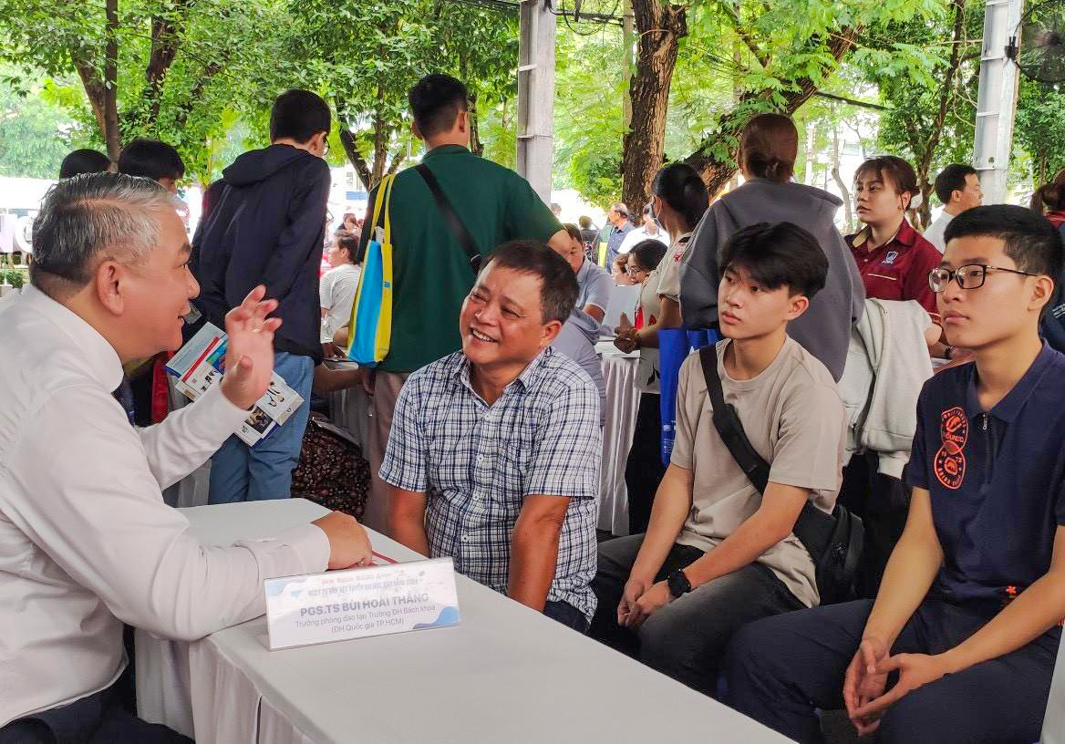 Phụ huynh và học sinh được tư vấn bởi TS Bùi Hoài Thắng, Trưởng phòng đào tạo Trường ĐH Bách Khoa (ĐHQG TP.HCM) - Ảnh: LÝ QUANG THIỆN Phụ huynh và học sinh được tư vấn bởi TS Bùi Hoài Thắng, Trưởng phòng đào tạo Trường ĐH Bách Khoa (ĐHQG TP.HCM) - Ảnh: LÝ QUANG THIỆN