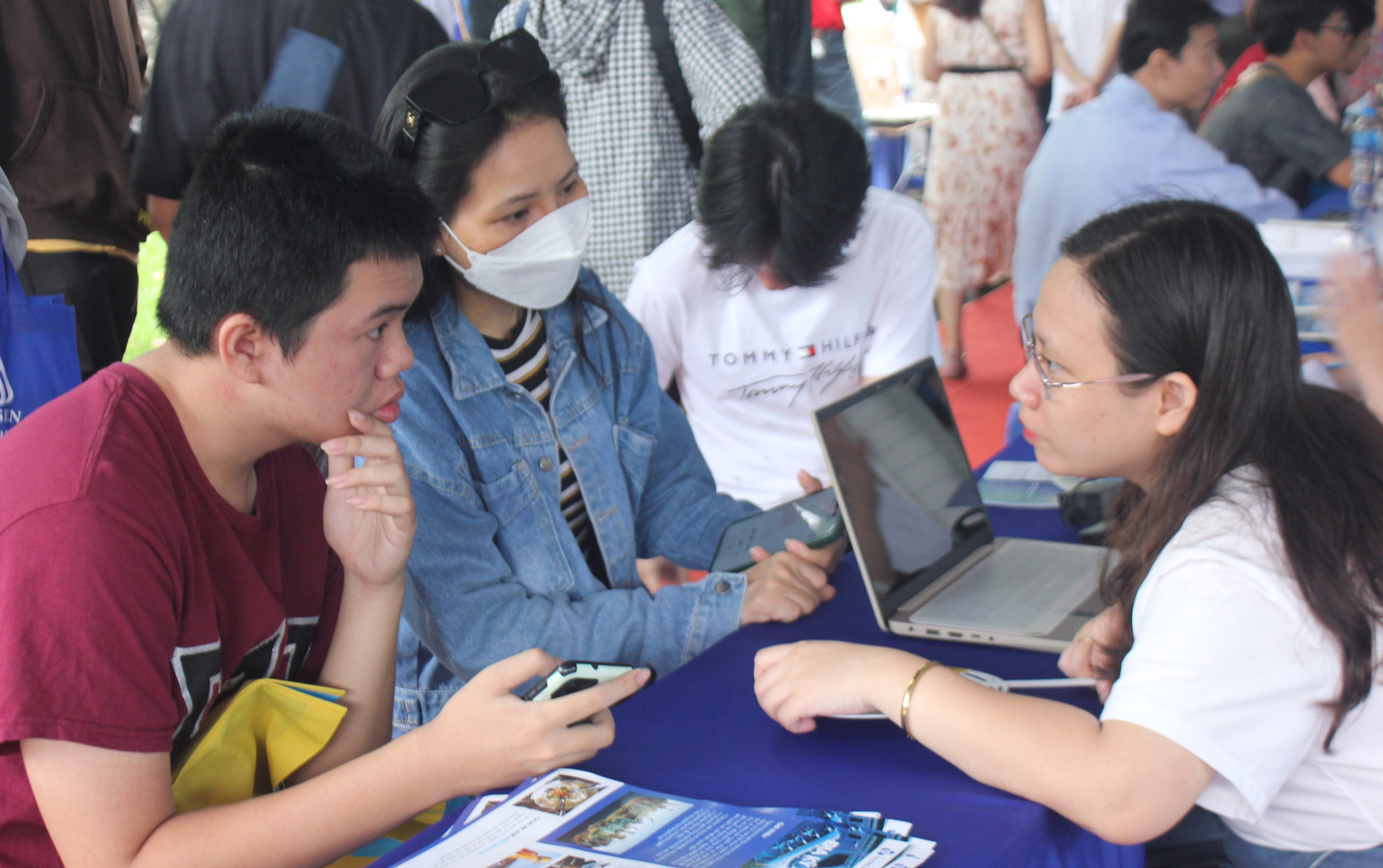 Học sinh Huỳnh Khải Nguyên cùng phụ huynh tham gia Ngày tư vấn xét tuyển 2024 tại Trường ĐH Bách khoa TP.HCM vào sáng 20-7 - Ảnh: TRANG PHẠM Những ngành lấy điểm chuẩn thấp sẽ khó kiếm việc làm?- Ảnh 2.