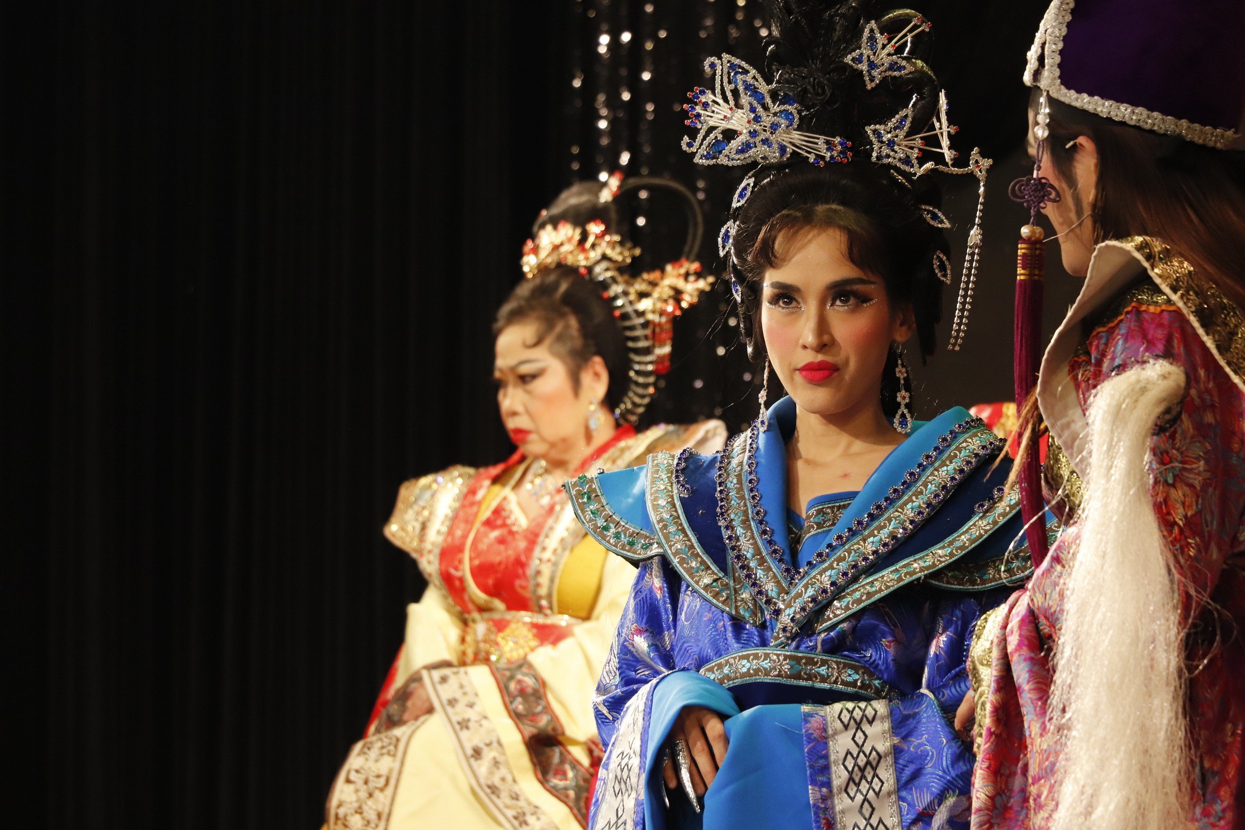Tú Vi diễn kịch Tết cùng Việt Hương, Phi Phụng- Ảnh 6. Tú Vi diễn kịch Tết cùng Việt Hương, Phi Phụng- Ảnh 6.