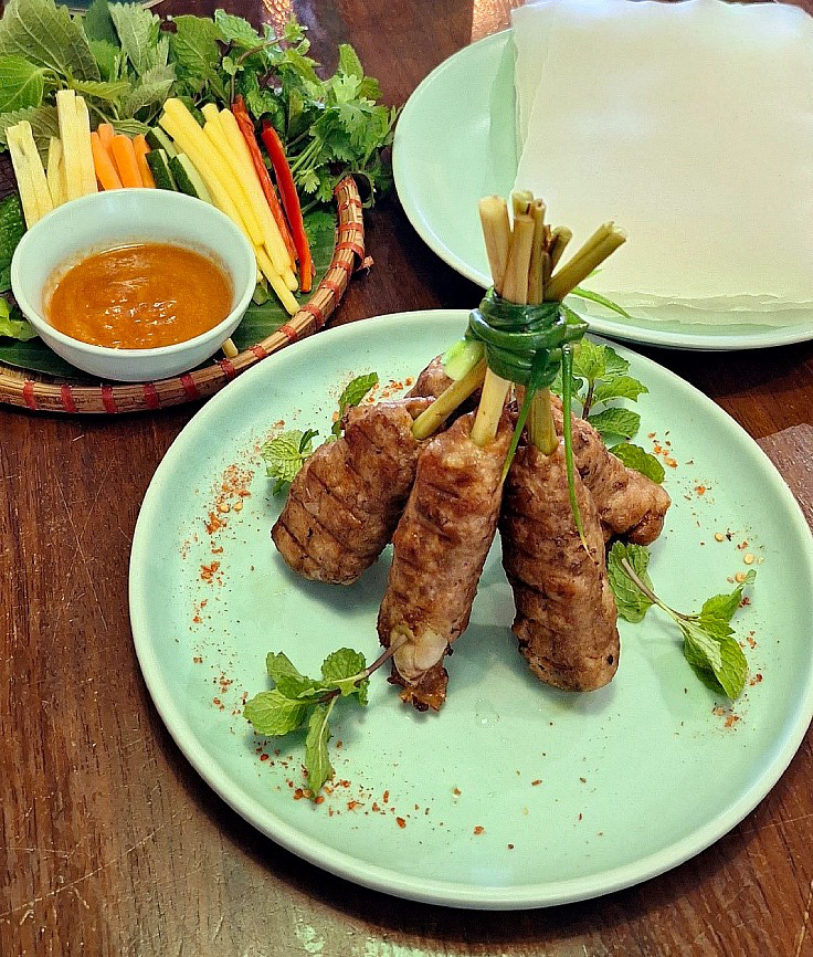 Món ăn nhất định phải thử tại Luk Lak ở Đà Nẵng - Ảnh: Michelin Guide Michelin gọi tên bún chả cá, bánh xèo, bò nướng sả ở Đà Nẵng, ẩm thực Việt đâu chỉ cứ phở, bánh mì- Ảnh 8.