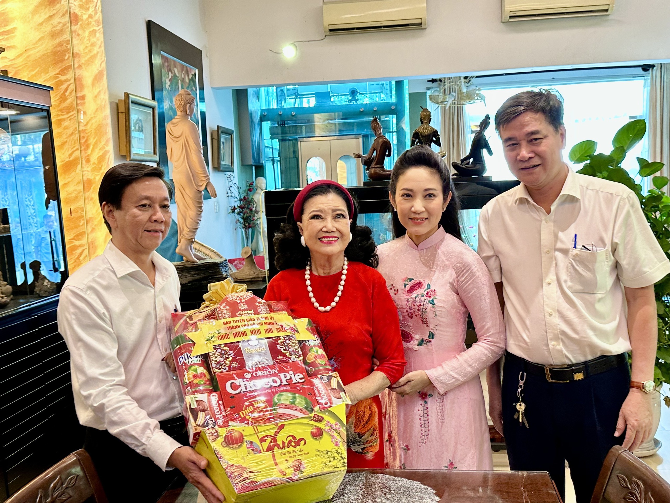 Chủ tịch nước Võ Văn Thưởng thăm và chúc Tết NSND Kim Cương- Ảnh 3. Chủ tịch nước Võ Văn Thưởng thăm và chúc Tết NSND Kim Cương- Ảnh 3.