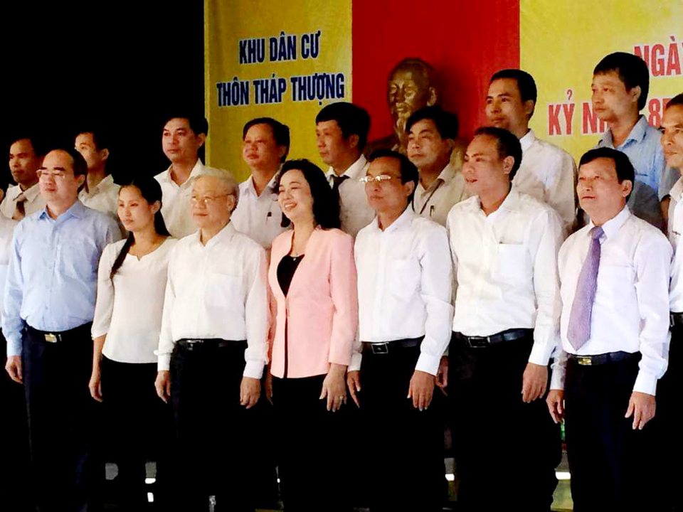 Tổng Bí thư Nguyễn Phú Trọng chụp ảnh lưu niệm với cán bộ huyện Đan Phượng và xã Song Phượng, ngày 15/11/2015.