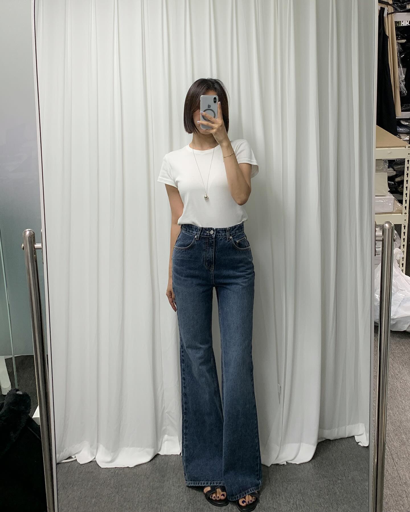 10 cách mặc áo thun trắng dành cho những nàng yêu thích phong cách tối giản- Ảnh 7. 10 cách mặc áo thun trắng dành cho những nàng yêu thích phong cách tối giản- Ảnh 7.