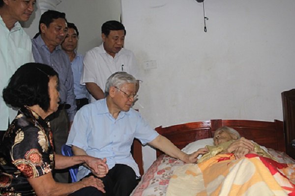 Tổng Bí thư Nguyễn Phú Trọng đến thăm và tặng quà Mẹ Việt Nam Anh hùng Lê Thị Xân tại phường Hà Huy Tập, TP Vinh. Ảnh tư liệu: BTG