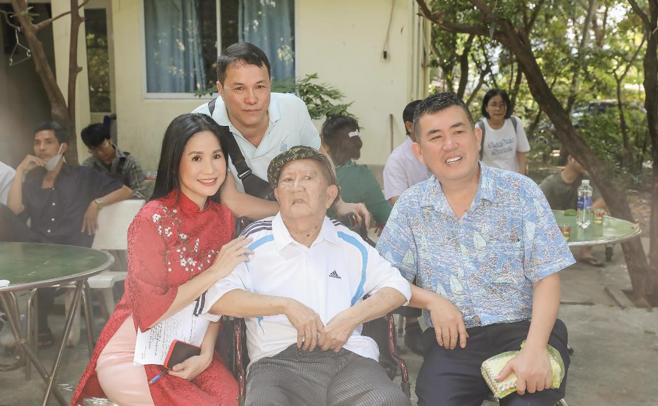 Mạc Can, Ngọc Đáng, Diệu Hiền xúc động nhận quà Tết của NSND Trịnh Kim Chi- Ảnh 5. Mạc Can, Ngọc Đáng, Diệu Hiền xúc động nhận quà Tết của NSND Trịnh Kim Chi- Ảnh 5.