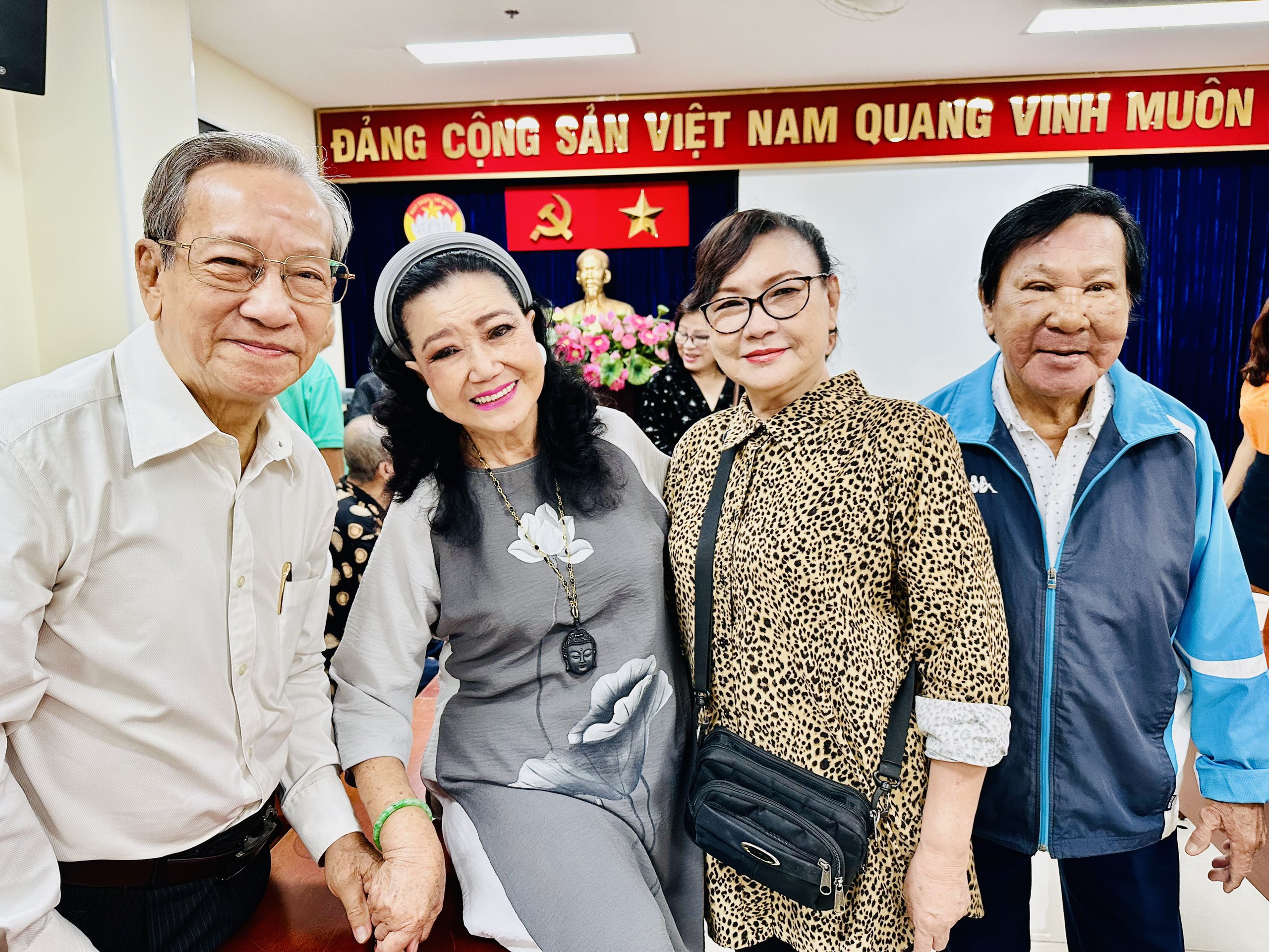 NSND Kim Cương và chương trình “Nghệ sĩ tri âm” lần 10 trao quà cho 120 nghệ sĩ- Ảnh 3. NSND Kim Cương và chương trình “Nghệ sĩ tri âm” lần 10 trao quà cho 120 nghệ sĩ- Ảnh 3.