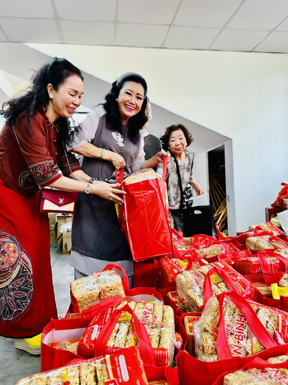 NSND Kim Cương và chương trình “Nghệ sĩ tri âm” lần 10 trao quà cho 120 nghệ sĩ- Ảnh 5. NSND Kim Cương và chương trình “Nghệ sĩ tri âm” lần 10 trao quà cho 120 nghệ sĩ- Ảnh 5.
