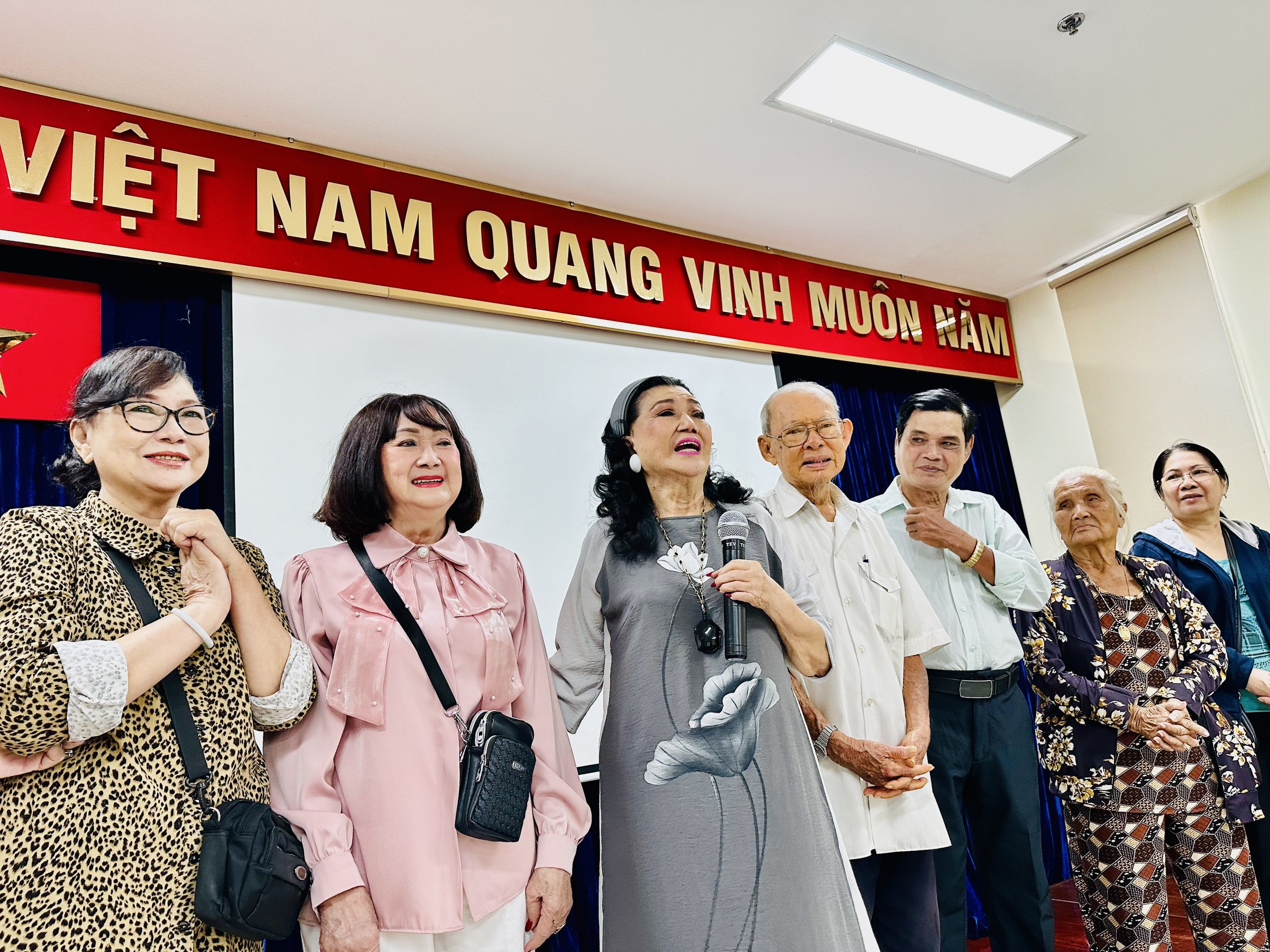 NSND Kim Cương và chương trình “Nghệ sĩ tri âm” lần 10 trao quà cho 120 nghệ sĩ- Ảnh 4. NSND Kim Cương và chương trình “Nghệ sĩ tri âm” lần 10 trao quà cho 120 nghệ sĩ- Ảnh 4.