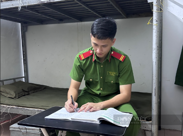 Chàng công an nghĩa vụ ở Lai Châu đỗ thủ khoa khối C00, vỡ oà sau 8 năm dang dở ước mơ- Ảnh 2. Chàng công an nghĩa vụ ở Lai Châu đỗ thủ khoa khối C00, vỡ oà sau 8 năm dang dở ước mơ- Ảnh 2.
