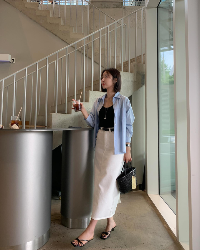 10 cách kết hợp áo sơ mi với chân váy thanh lịch, tôn dáng - Ảnh 3. 10 cách kết hợp áo sơ mi với chân váy thanh lịch, tôn dáng - Ảnh 3.