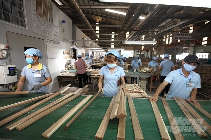 xkgo2-135804_605-135805.jpg Thực tế xuất khẩu gỗ và sản phẩm gỗ tăng nhưng vẫn chưa thật sự khả quan khi các DN Việt Nam có lượng đơn hàng khá yếu, công suất hoạt động của DN ngành gỗ trong nước chỉ đạt khoảng 50 - 70%. Ảnh: Trần Phi.