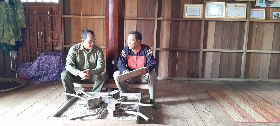 Già làng buôn Dur 1 (bìa phải) và ông K’Ních, buôn trưởng buôn Dur 1 (bìa trái) xã Dur Kmăl, huyện Krông Ana, tỉnh Đắk Lắk cùng ôn lại kỷ niệm khi được gặp Tổng Bí thư, Chủ tịch nước Nguyễn Phú Trọng 5 năm trước.