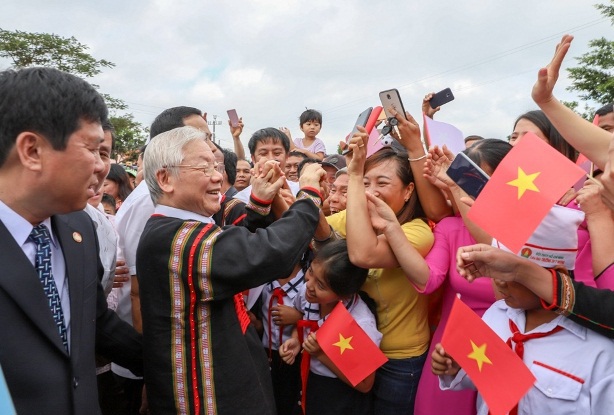 Tổng Bí thư, Chủ tịch nước Nguyễn Phú Trọng với người dân Dur Kmăl, tại Ngày hội Đại đoàn kết các dân tộc năm 2018.