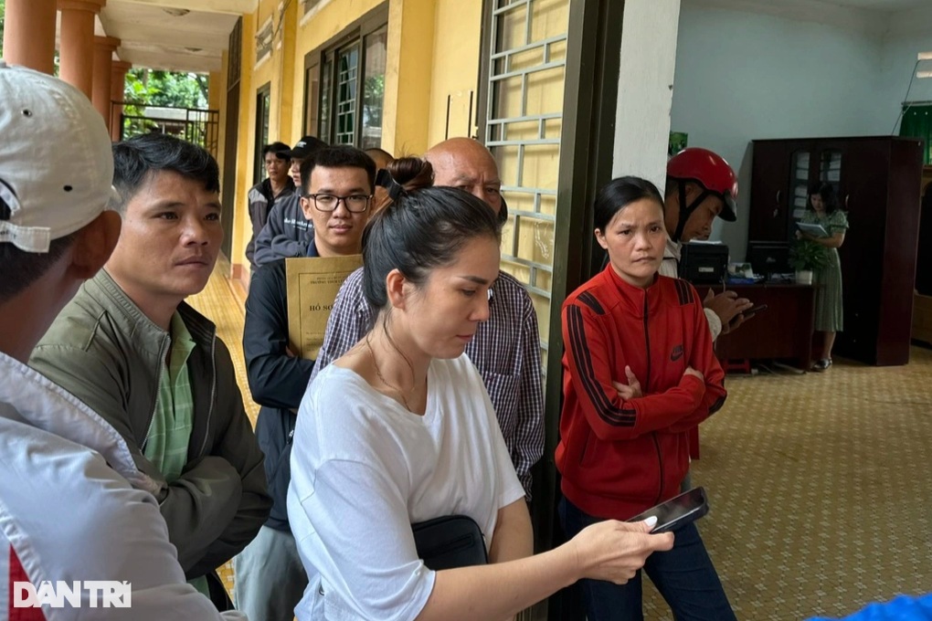 Dư luận trái chiều vụ phụ huynh ồ ạt rút hồ sơ trường tư nộp trường công - 2 Dư luận trái chiều vụ phụ huynh ồ ạt rút hồ sơ trường tư nộp trường công - 2