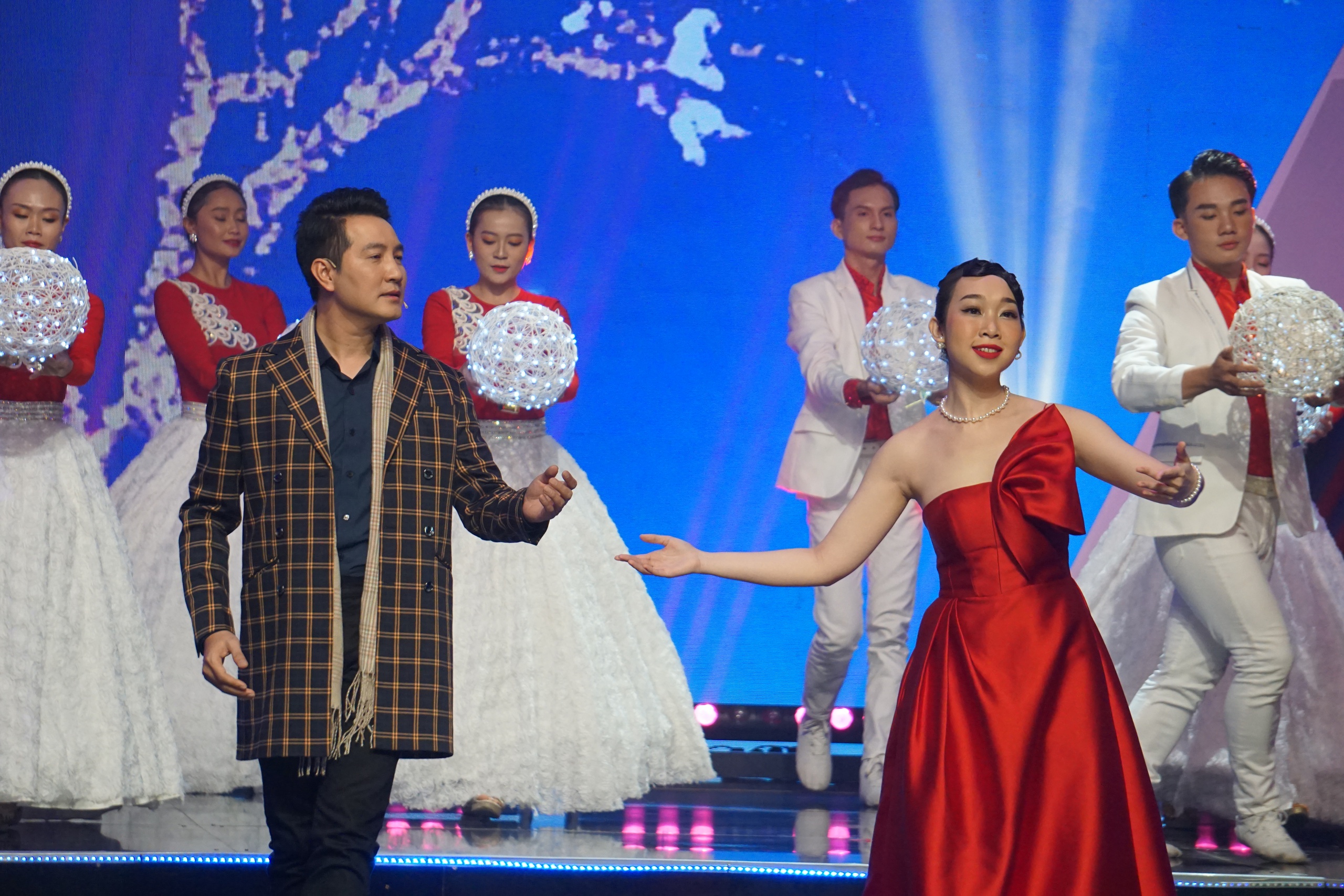 Lệ Thủy, Elvis Phương, Đàm Vĩnh Hưng xúc động đêm vinh danh Kỳ nữ Kim Cương- Ảnh 2. Lệ Thủy, Elvis Phương, Đàm Vĩnh Hưng xúc động đêm vinh danh Kỳ nữ Kim Cương- Ảnh 2.