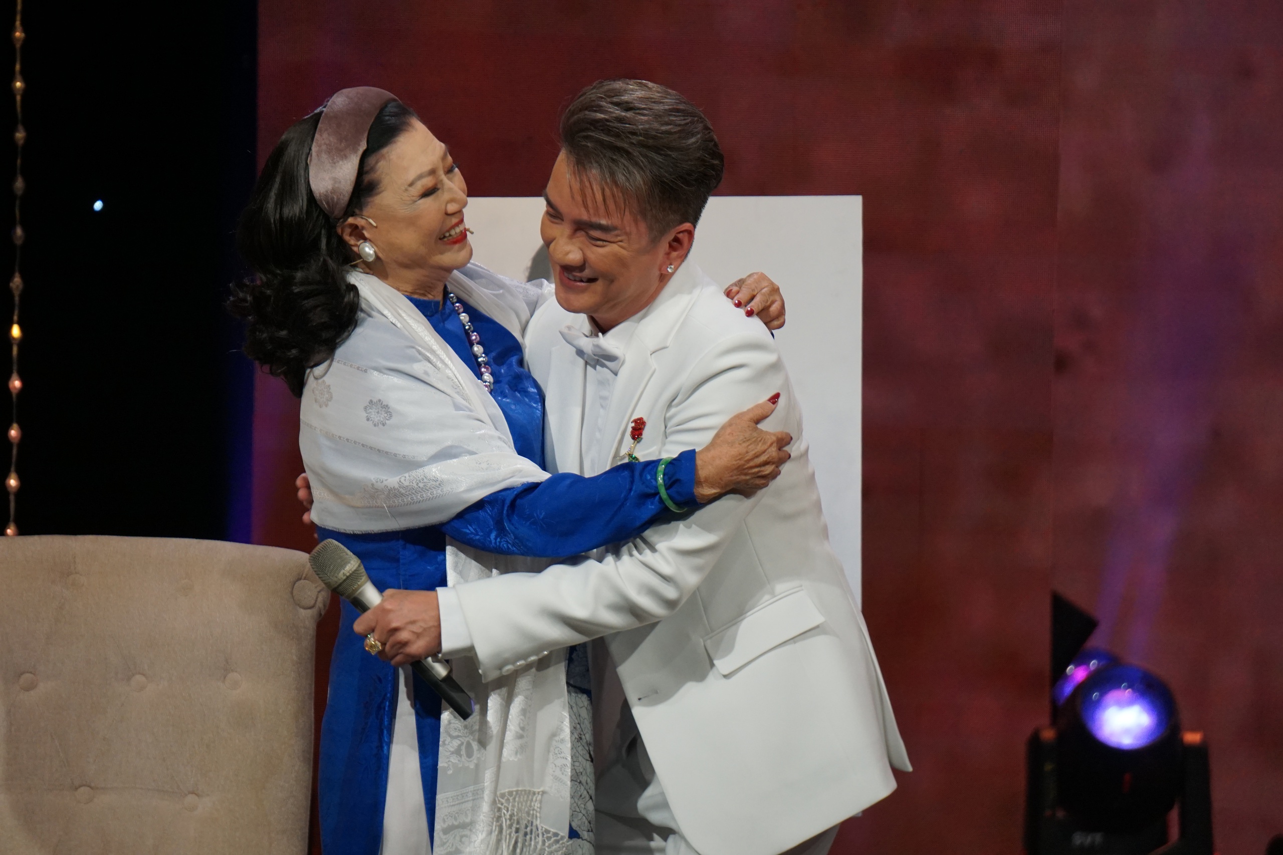 Lệ Thủy, Elvis Phương, Đàm Vĩnh Hưng xúc động đêm vinh danh Kỳ nữ Kim Cương- Ảnh 6. Lệ Thủy, Elvis Phương, Đàm Vĩnh Hưng xúc động đêm vinh danh Kỳ nữ Kim Cương- Ảnh 6.