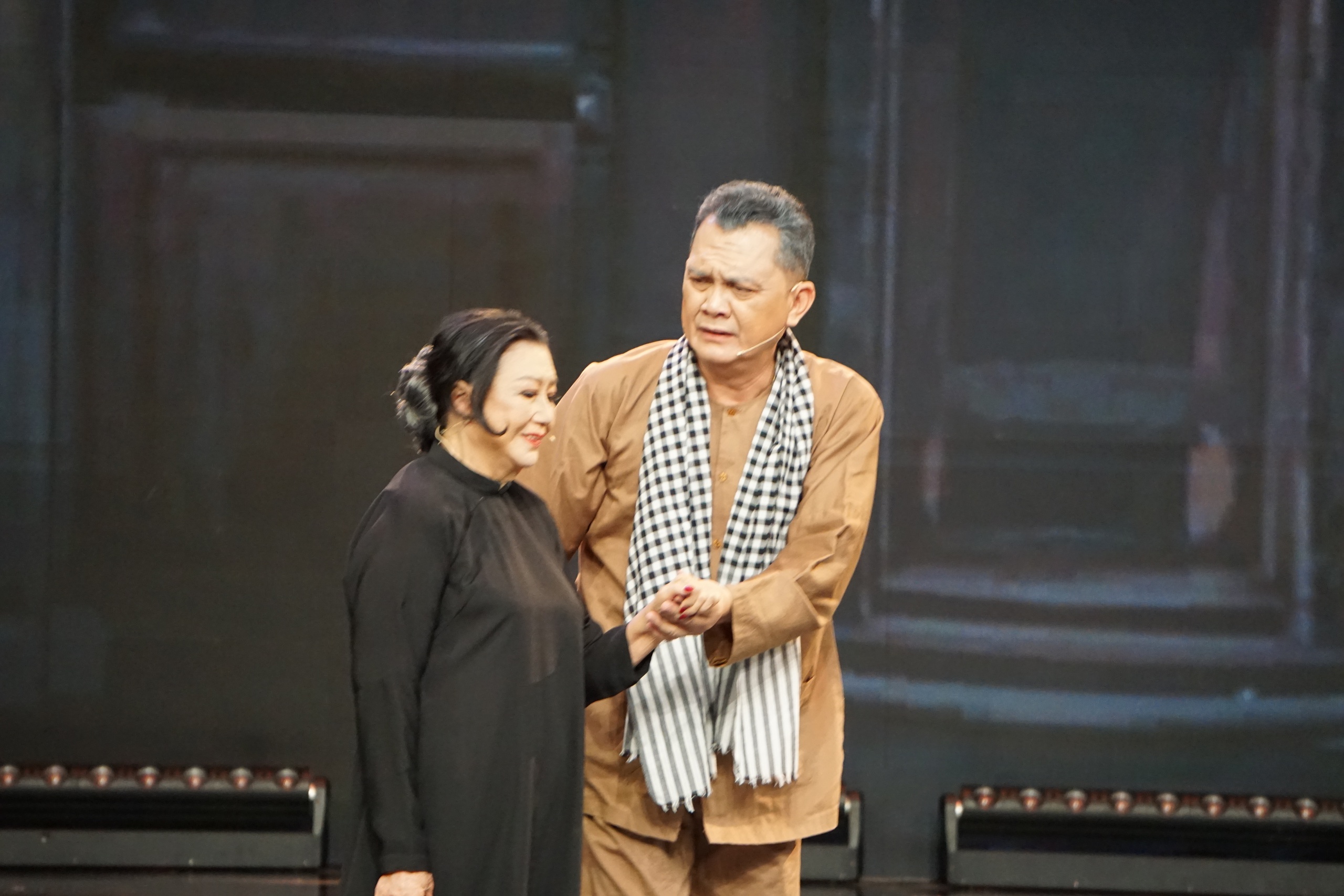Lệ Thủy, Elvis Phương, Đàm Vĩnh Hưng xúc động đêm vinh danh Kỳ nữ Kim Cương- Ảnh 9. Lệ Thủy, Elvis Phương, Đàm Vĩnh Hưng xúc động đêm vinh danh Kỳ nữ Kim Cương- Ảnh 9.