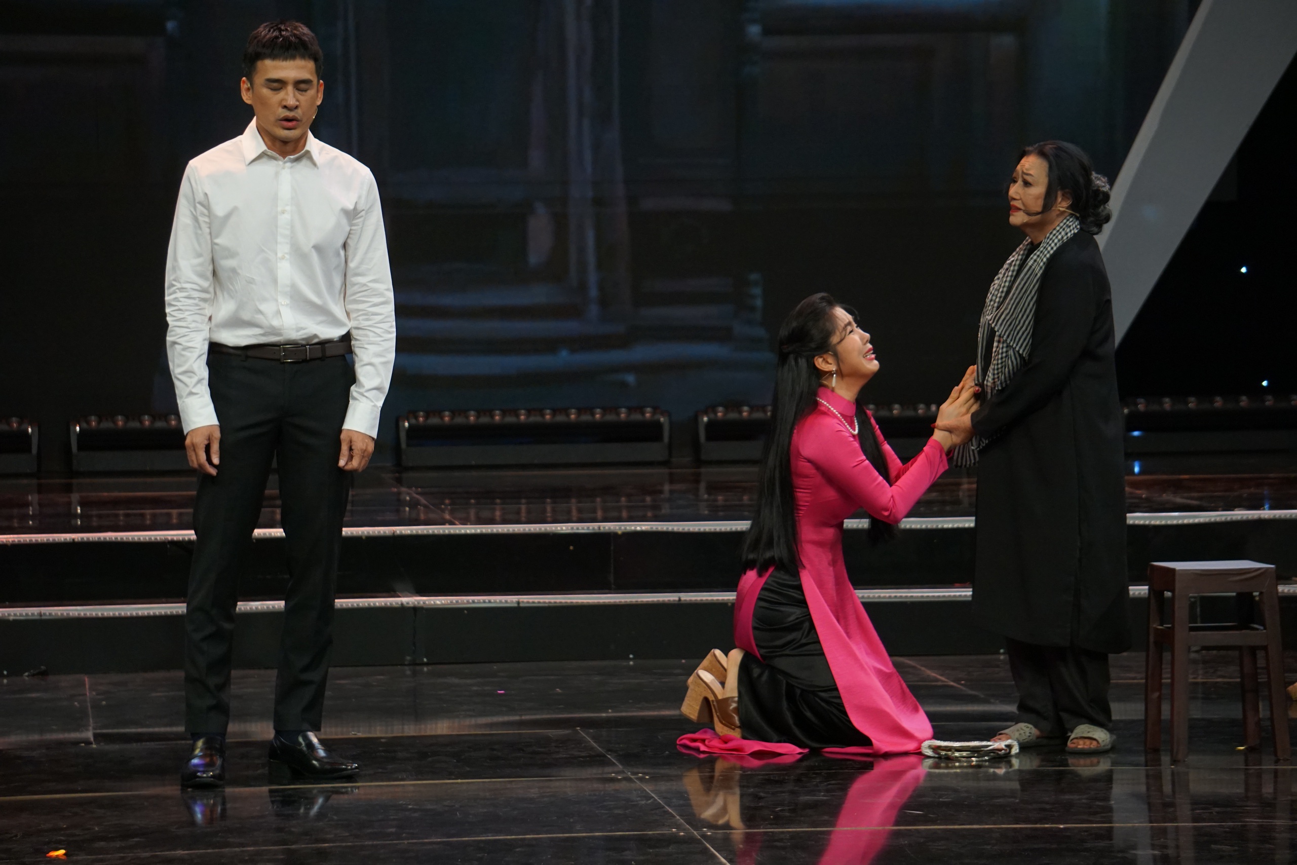 Lệ Thủy, Elvis Phương, Đàm Vĩnh Hưng xúc động đêm vinh danh Kỳ nữ Kim Cương- Ảnh 10. Lệ Thủy, Elvis Phương, Đàm Vĩnh Hưng xúc động đêm vinh danh Kỳ nữ Kim Cương- Ảnh 10.