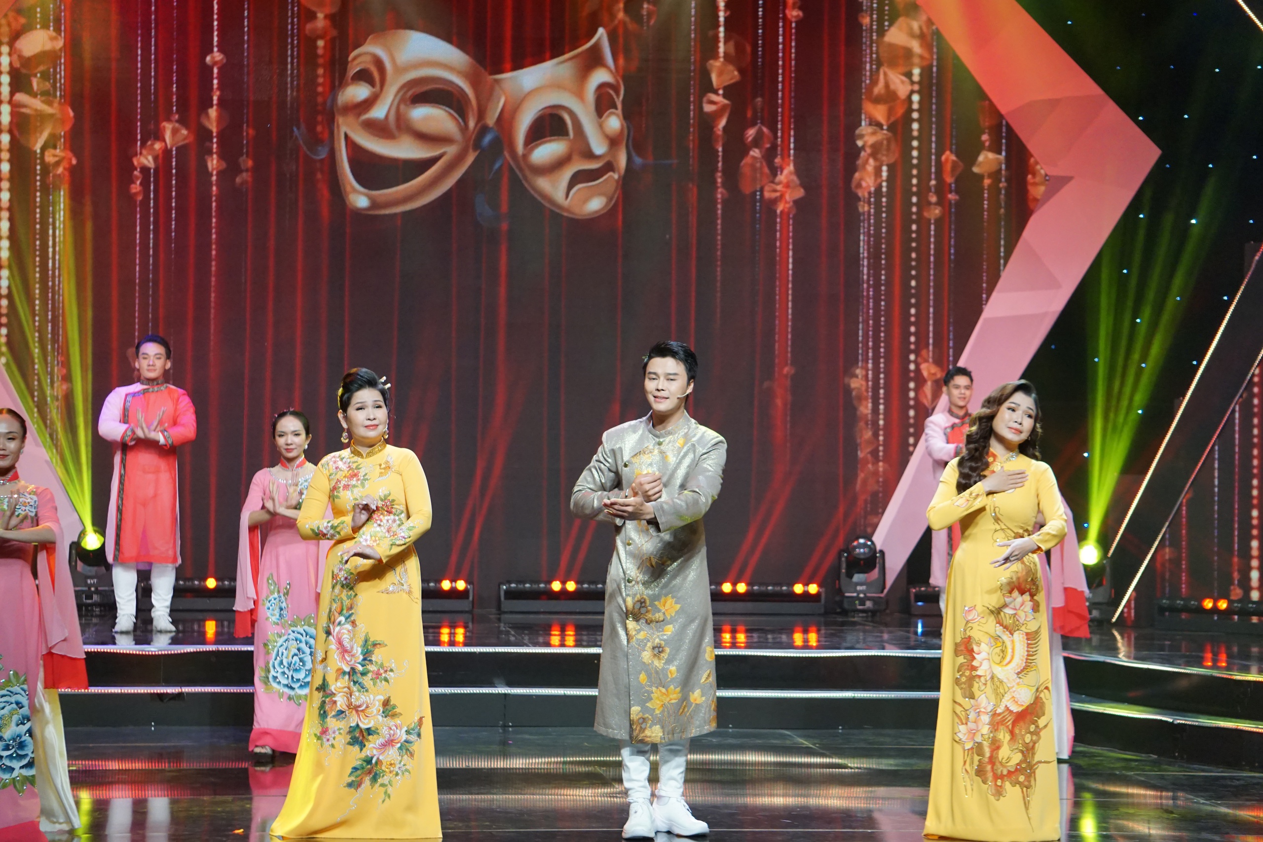 Lệ Thủy, Elvis Phương, Đàm Vĩnh Hưng xúc động đêm vinh danh Kỳ nữ Kim Cương- Ảnh 11. Lệ Thủy, Elvis Phương, Đàm Vĩnh Hưng xúc động đêm vinh danh Kỳ nữ Kim Cương- Ảnh 11.