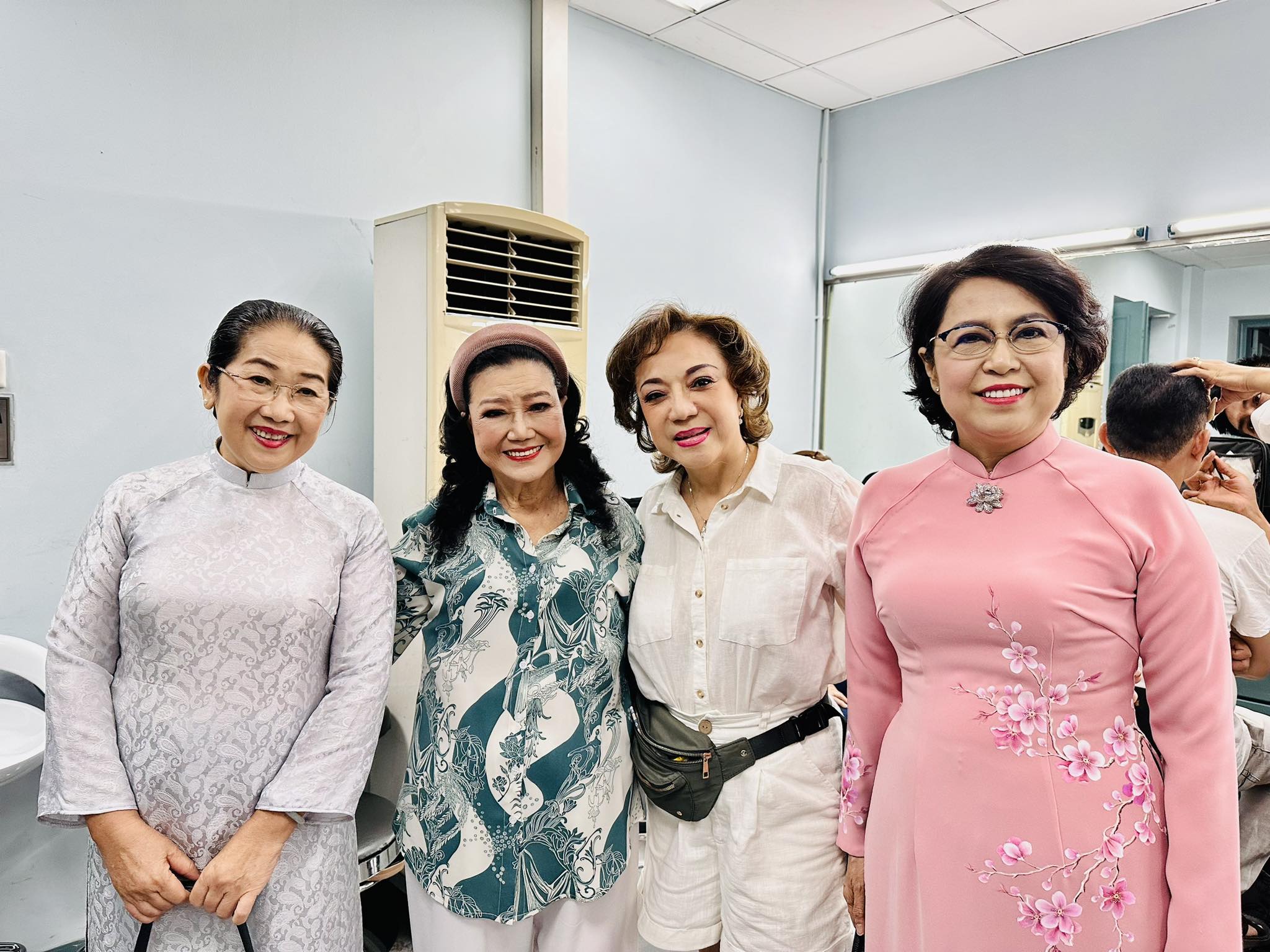 Lệ Thủy, Elvis Phương, Đàm Vĩnh Hưng xúc động đêm vinh danh Kỳ nữ Kim Cương- Ảnh 12. Lệ Thủy, Elvis Phương, Đàm Vĩnh Hưng xúc động đêm vinh danh Kỳ nữ Kim Cương- Ảnh 12.
