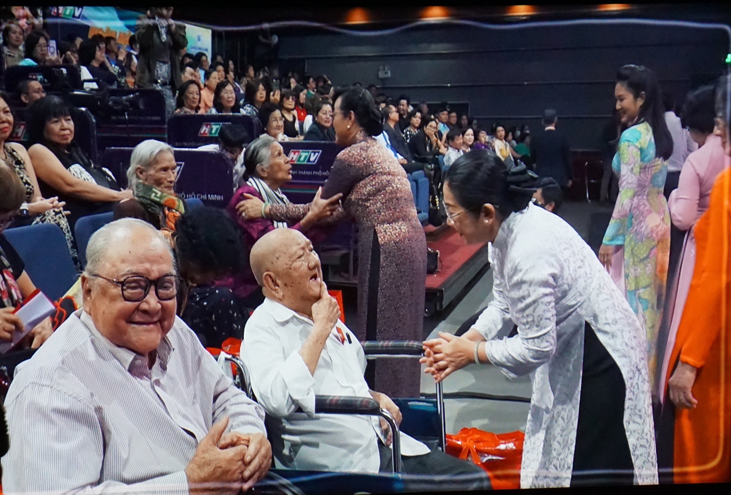 Lệ Thủy, Elvis Phương, Đàm Vĩnh Hưng xúc động đêm vinh danh Kỳ nữ Kim Cương- Ảnh 13. Lệ Thủy, Elvis Phương, Đàm Vĩnh Hưng xúc động đêm vinh danh Kỳ nữ Kim Cương- Ảnh 13.