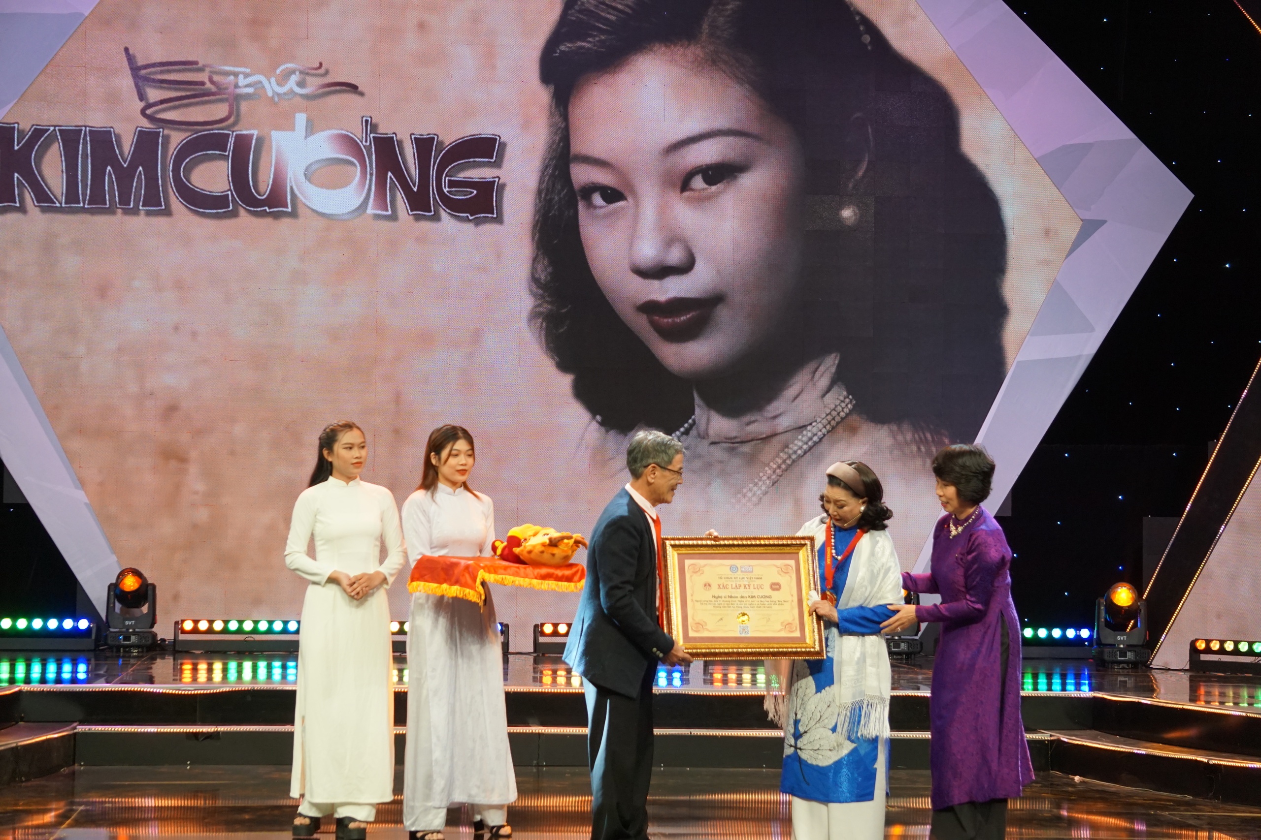Lệ Thủy, Elvis Phương, Đàm Vĩnh Hưng xúc động đêm vinh danh Kỳ nữ Kim Cương- Ảnh 14. Lệ Thủy, Elvis Phương, Đàm Vĩnh Hưng xúc động đêm vinh danh Kỳ nữ Kim Cương- Ảnh 14.