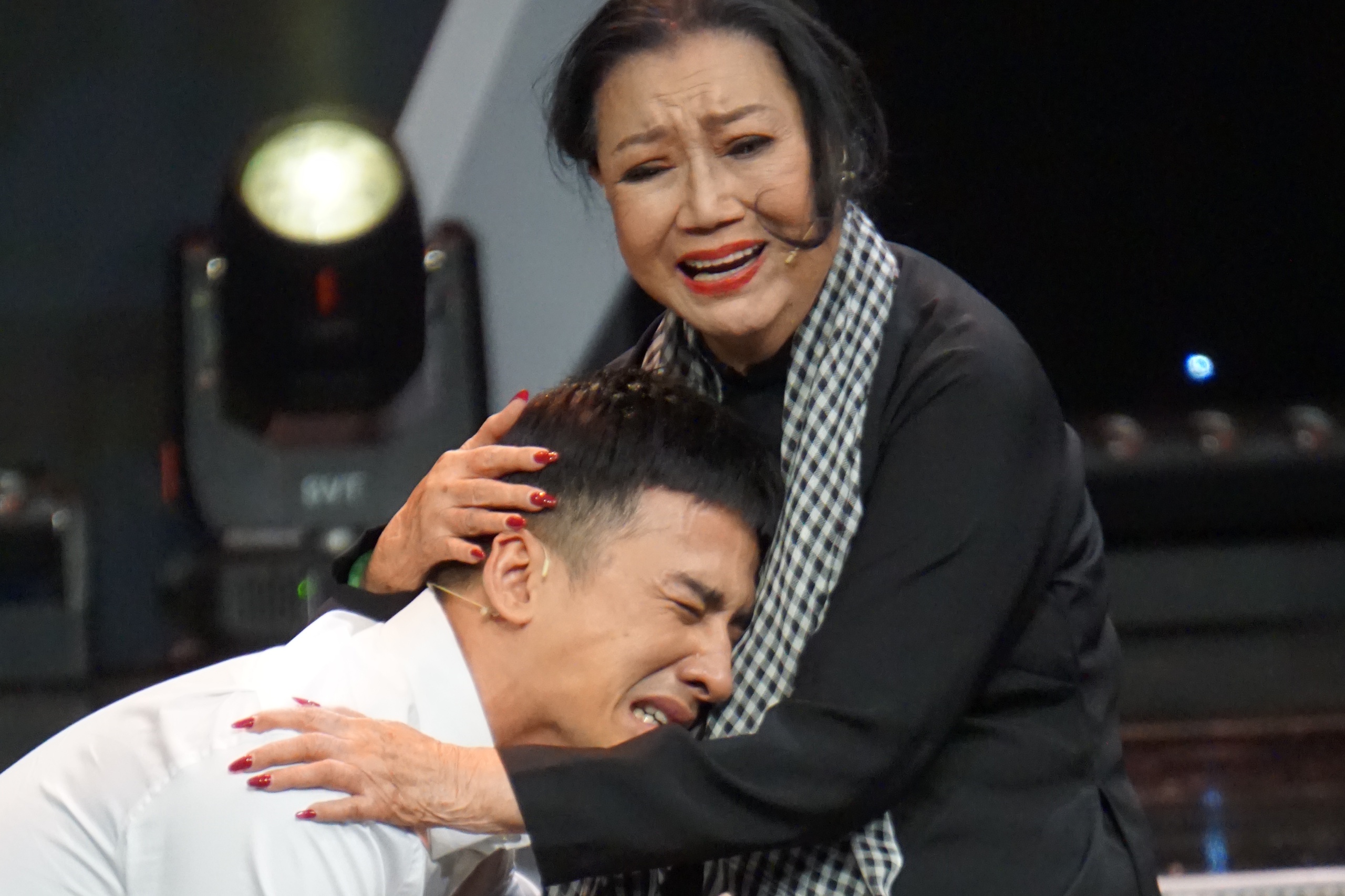 Lệ Thủy, Elvis Phương, Đàm Vĩnh Hưng xúc động đêm vinh danh Kỳ nữ Kim Cương- Ảnh 16. Lệ Thủy, Elvis Phương, Đàm Vĩnh Hưng xúc động đêm vinh danh Kỳ nữ Kim Cương- Ảnh 16.