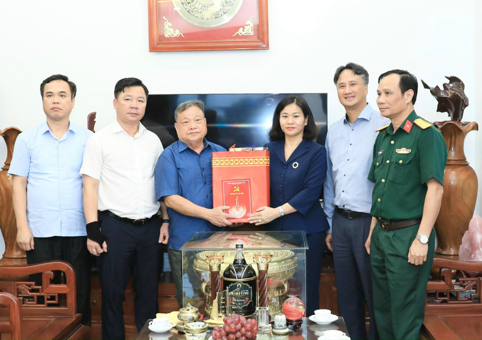 Phó Bí thư Thường trực Thành ủy Nguyễn Thị Tuyến tặng quà ông Hoàng Ngọc Thành.