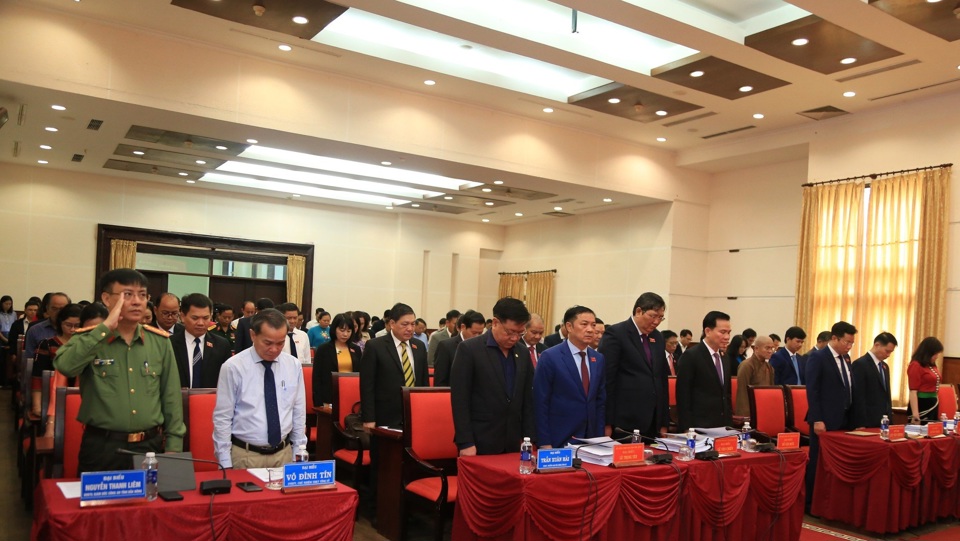 Các đại biểu dành một phút mặc niệm tưởng nhớ Tổng Bí thư Nguyễn Phú Trọng.