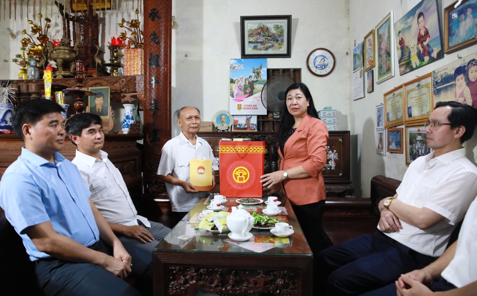 Chủ tịch Ủy ban Mặt trận Tổ quốc Việt Nam TP Hà Nội Nguyễn Lan Hương trao tặng quà cho ông Nguyễn Văn Nhân - người hoạt động kháng chiến bị nhiễm chất độc hóa học 41%