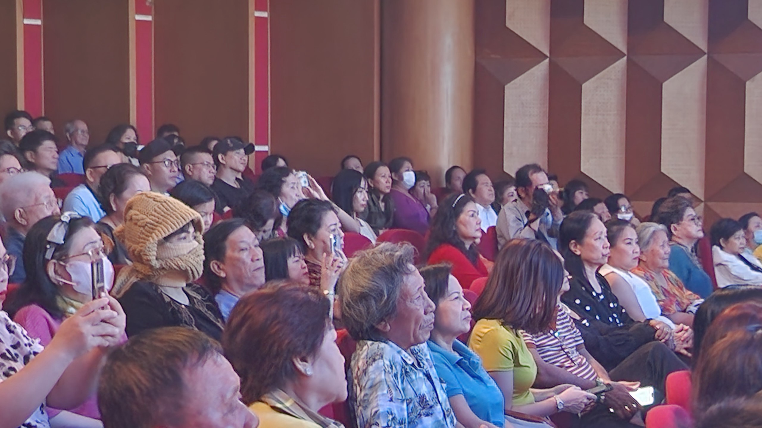 Cháu đời thứ 6 Tổng đốc Võ Duy Ninh tặng tư liệu quý cho vở Cháu đời thứ 6 Tổng đốc Võ Duy Ninh tặng tư liệu quý cho vở