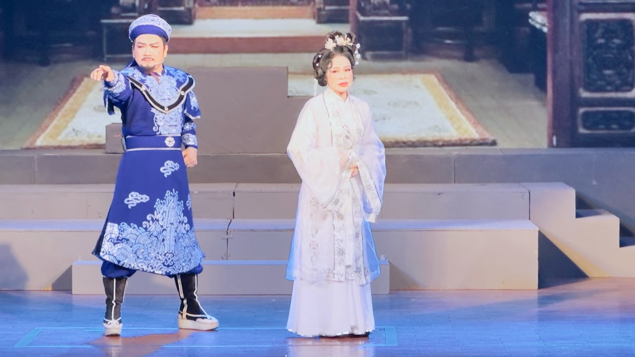 Cháu đời thứ 6 Tổng đốc Võ Duy Ninh tặng tư liệu quý cho vở Cháu đời thứ 6 Tổng đốc Võ Duy Ninh tặng tư liệu quý cho vở