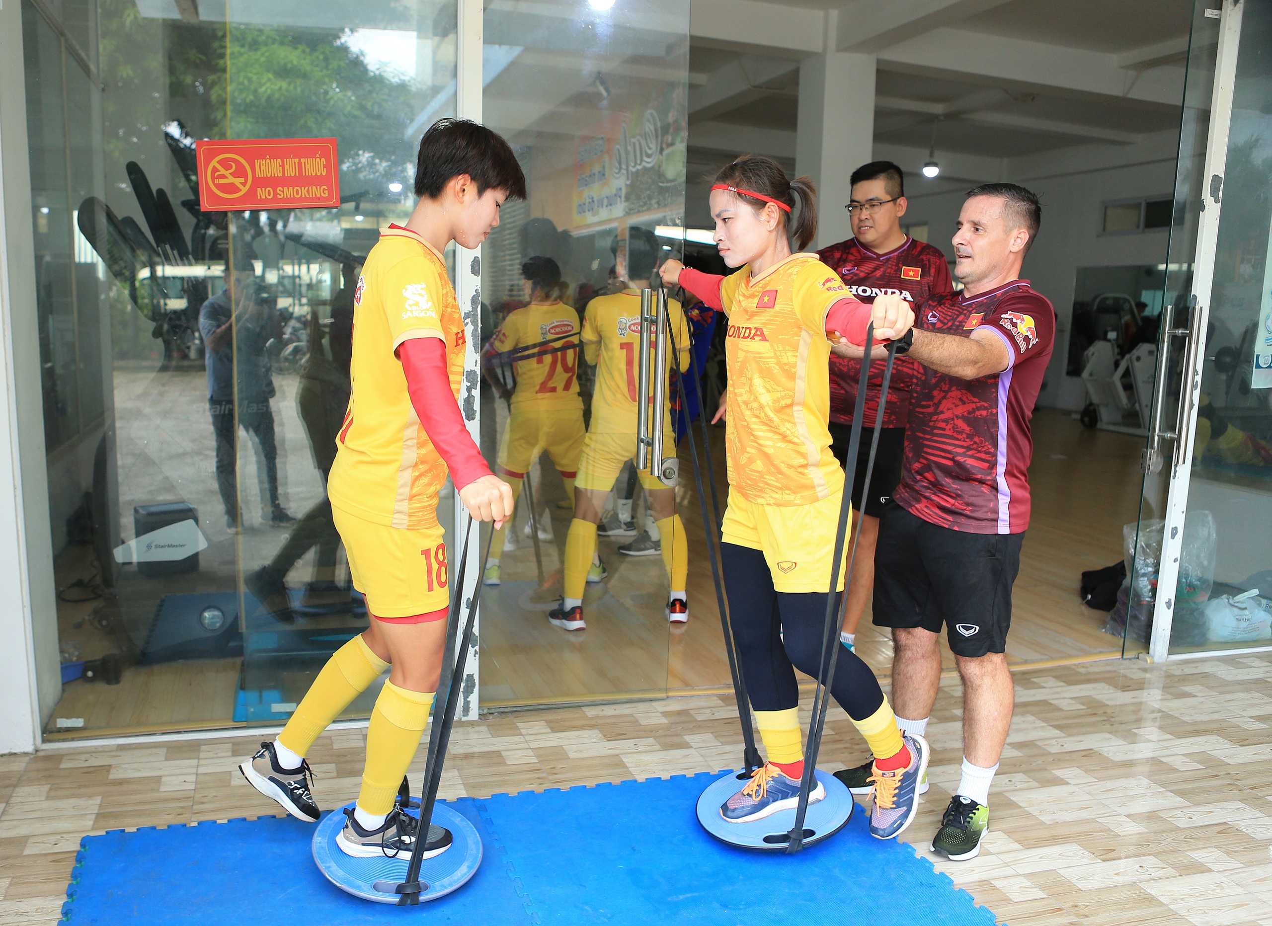 Thanh Nhã và CLB Hà Nội được FIFA tặng quà cực bất ngờ: 2,9 tỉ đồng!- Ảnh 9. Thanh Nhã và CLB Hà Nội được FIFA tặng quà cực bất ngờ: 2,9 tỉ đồng!- Ảnh 9.