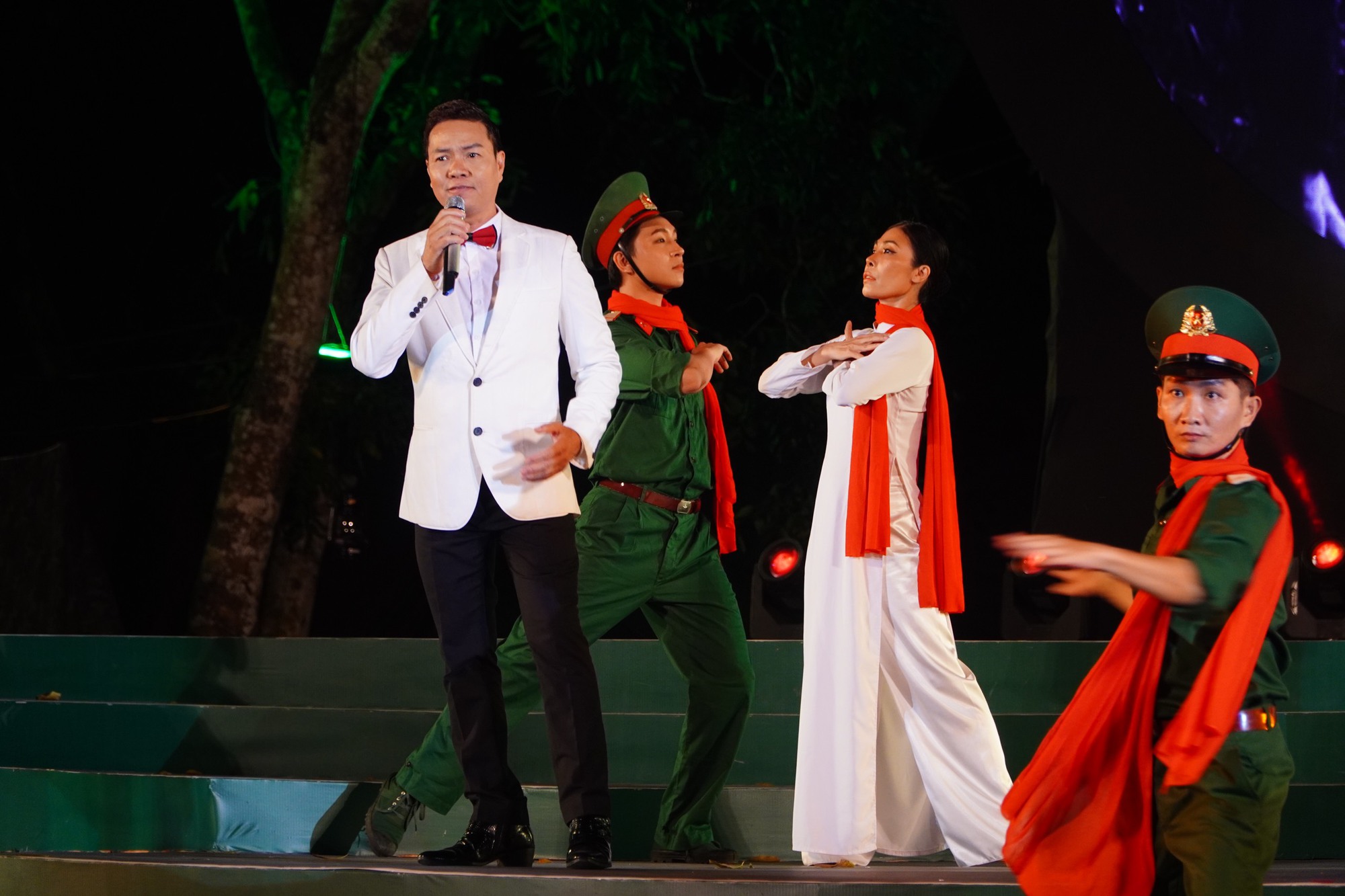 Ý nghĩa đêm nhạc về người đưa đò - Ảnh 9. Ý nghĩa đêm nhạc về người đưa đò - Ảnh 9.