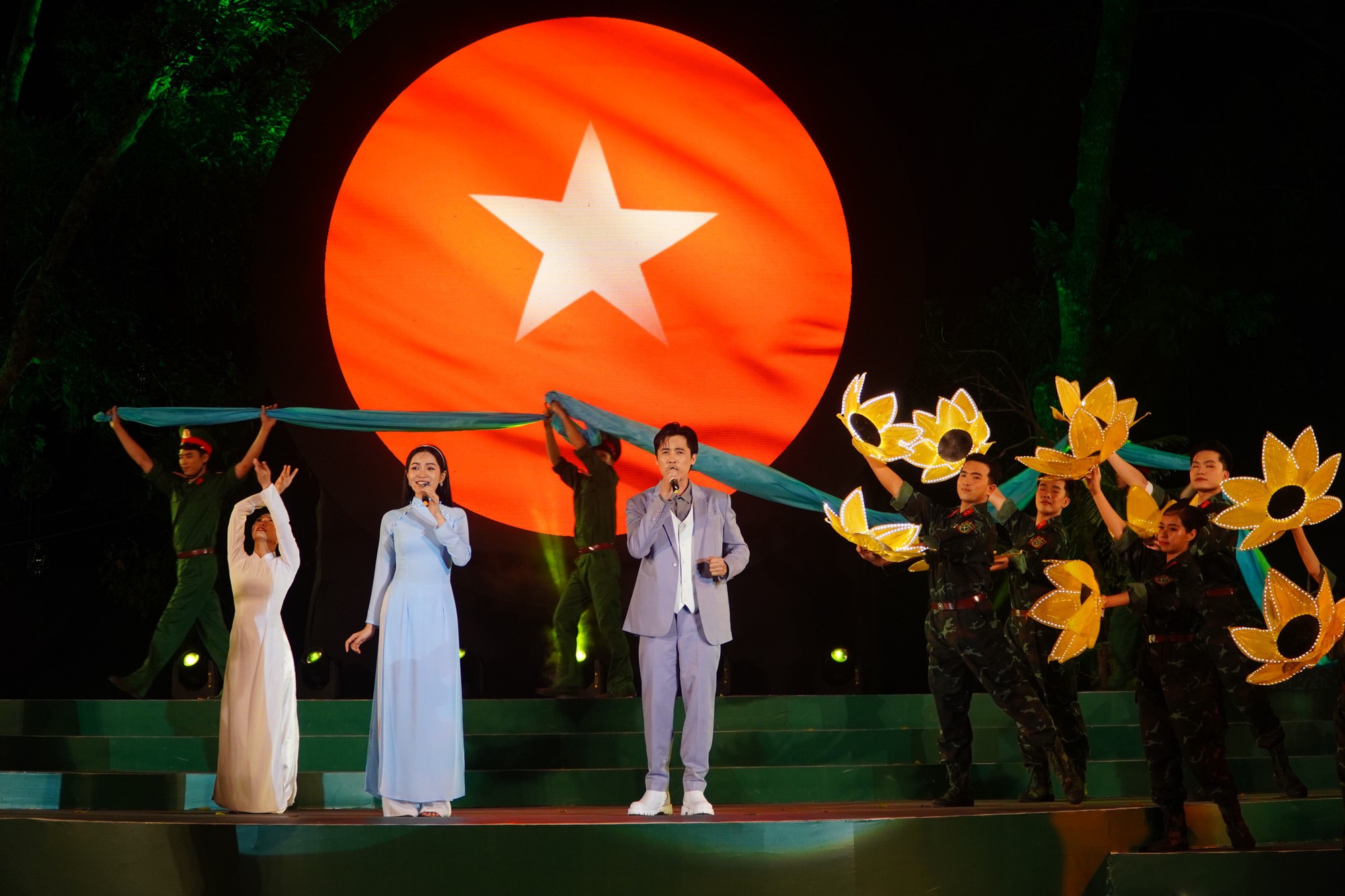 Ý nghĩa đêm nhạc về người đưa đò - Ảnh 10. Ý nghĩa đêm nhạc về người đưa đò - Ảnh 10.
