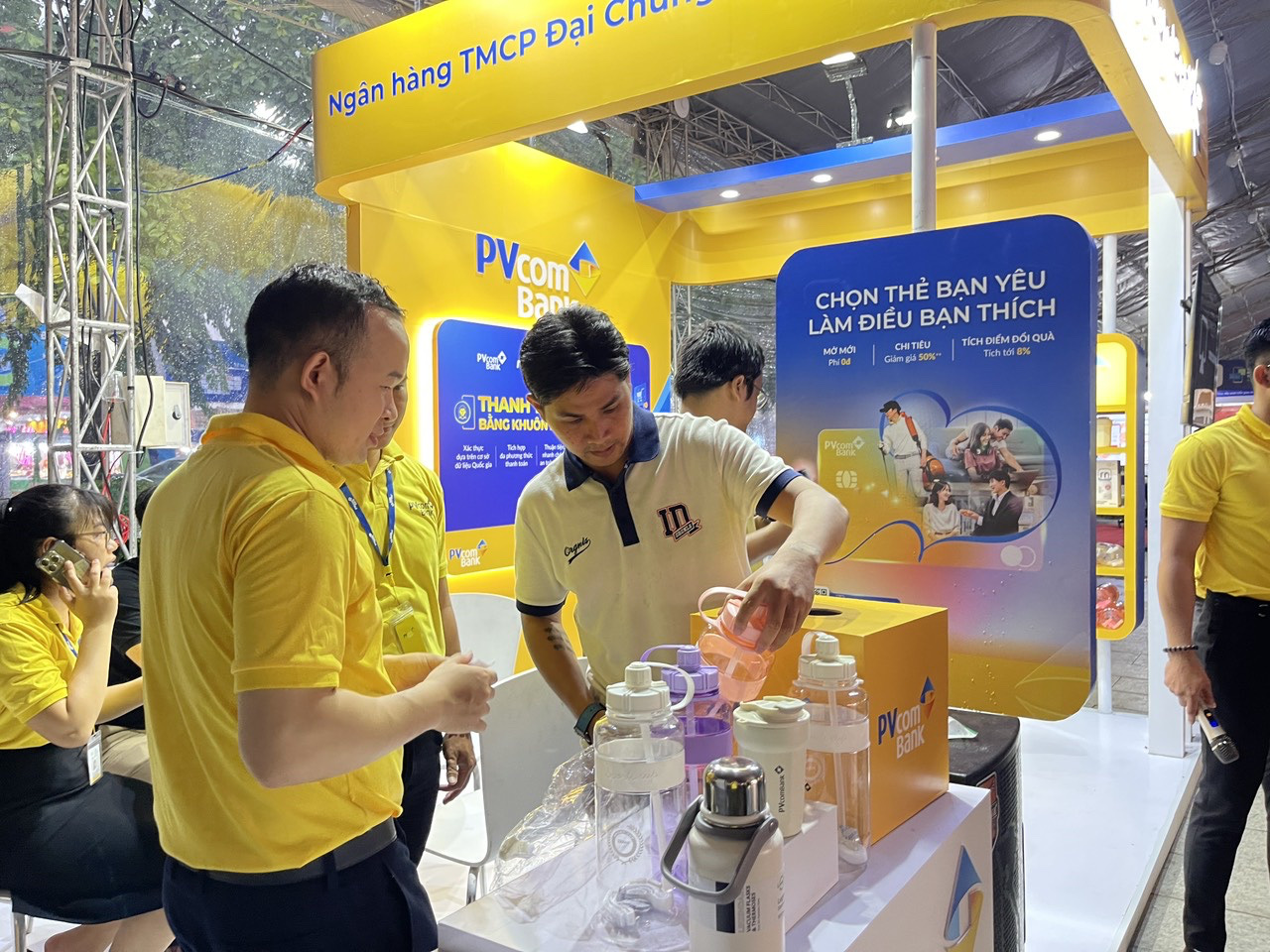 PVcomBank ra mắt sản phẩm tín dụng cho doanh nghiệp dệt may- Ảnh 2. Nhân viên PVcomBank sẵn sàng tư vấn cho các doanh nghiệp, cá nhân có nhu cầu