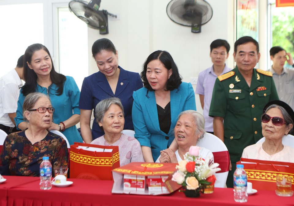 Bí thư Thành ủy Bùi Thị Minh Hoài trò chuyện, thăm hỏi các Mẹ Việt Nam Anh hùng, các đồng chí thương binh, bệnh binh, thân nhân liệt sĩ, người có công với cách mạng đang được nuôi dưỡng, điều dưỡng tại Trung tâm nuôi dưỡng và điều dưỡng người có công số II Hà Nội.