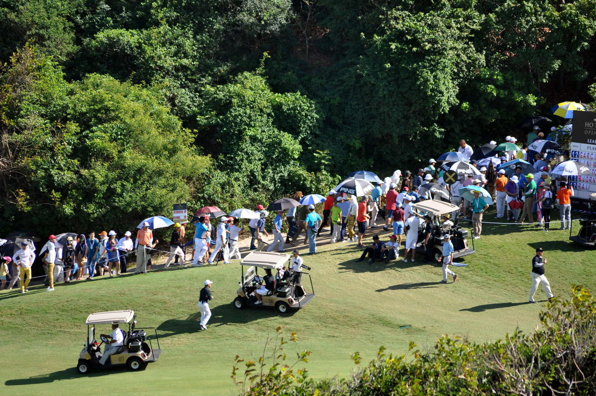 Xác minh, xử lý nghiêm lãnh đạo doanh nghiệp dầu khí đi chơi golf trong giờ làm việc- Ảnh 2. Khán giả theo dõi một giải golf ở sân Hồ Tràm, tỉnh Bà Rịa - Vũng Tàu - Ảnh: Đ.H