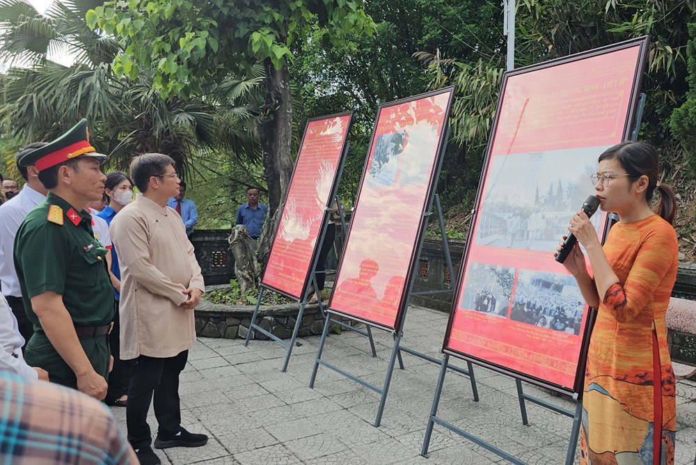 khai mac trien lam chuyen de 77 nam tron ven nghia tinh hinh 2