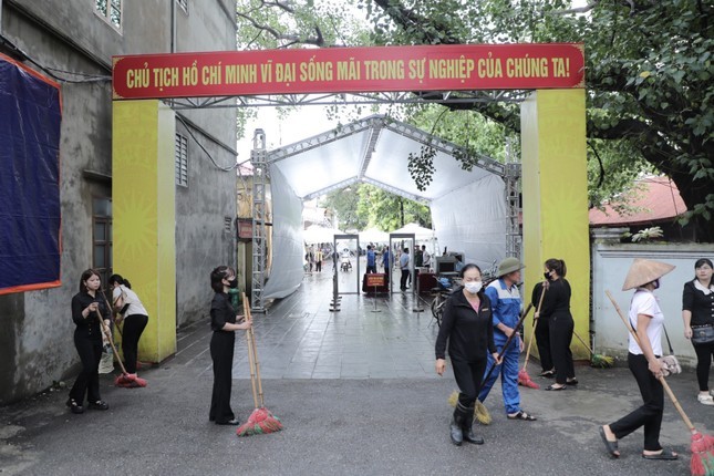  Đoàn viên, thanh niên cùng các thành viên trong Hội Phụ nữ địa phương tích cực dọn dẹp, vệ sinh đường làng, ngõ xóm và các điểm thờ tự, nhà văn hóa… để phục vụ Quốc tang Tổng Bí thư. 