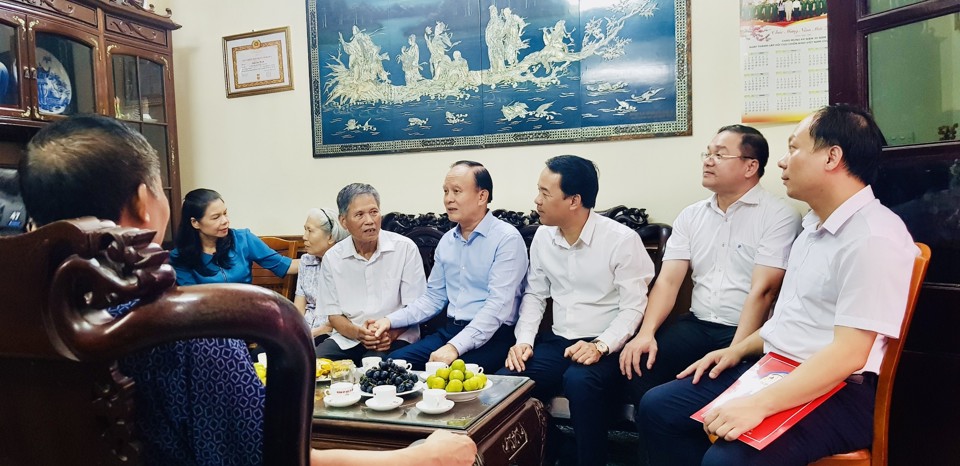 Đoàn công tác thăm hỏi, động viên gia đình ông Hồ Đình Vực và bà Phạm Thị Thanh là thân nhân liệt sĩ