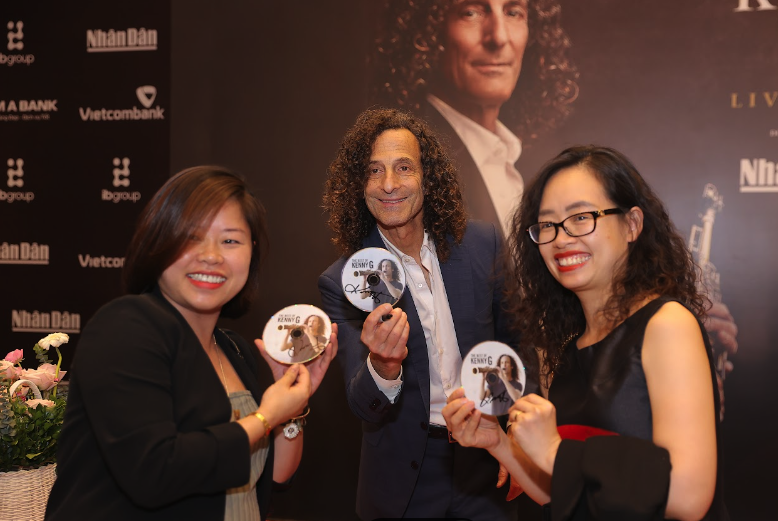 Kenny G mê hoặc khán giả bằng những giai điệu bất hủ - Ảnh 10. Kenny G mê hoặc khán giả bằng những giai điệu bất hủ - Ảnh 10.