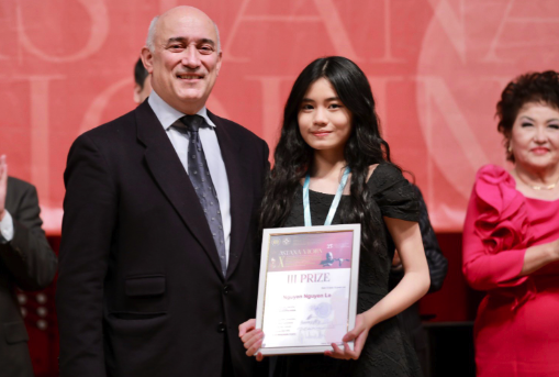 Hoàng Hồ Khánh Vân đoạt giải nhất cuộc thi Violin Quốc tế - Ảnh 4. Hoàng Hồ Khánh Vân đoạt giải nhất cuộc thi Violin Quốc tế - Ảnh 4.
