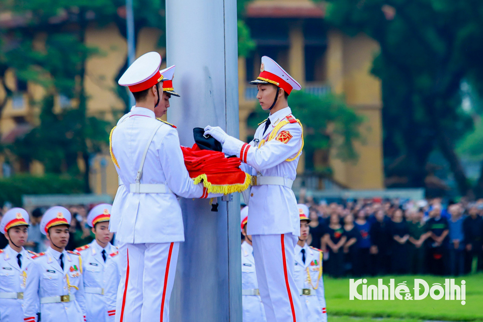 Đúng 6 giờ sáng 25/7 tại Quảng trường Ba Đình, trước Lăng Chủ tịch Hồ Chí Minh, diễn ra nghi thức thượng cờ rủ để bắt đầu Lễ Quốc tang Tổng Bí thư Nguyễn Phú Trọng trong 2 ngày (25 - 26/7).