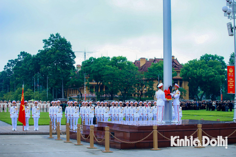 Theo quy định, cờ rủ trong Lễ Quốc tang là Quốc kỳ có dải băng đen với kích thước bằng 1/10 chiều rộng và chiều dài bằng chiều dài lá cờ.
