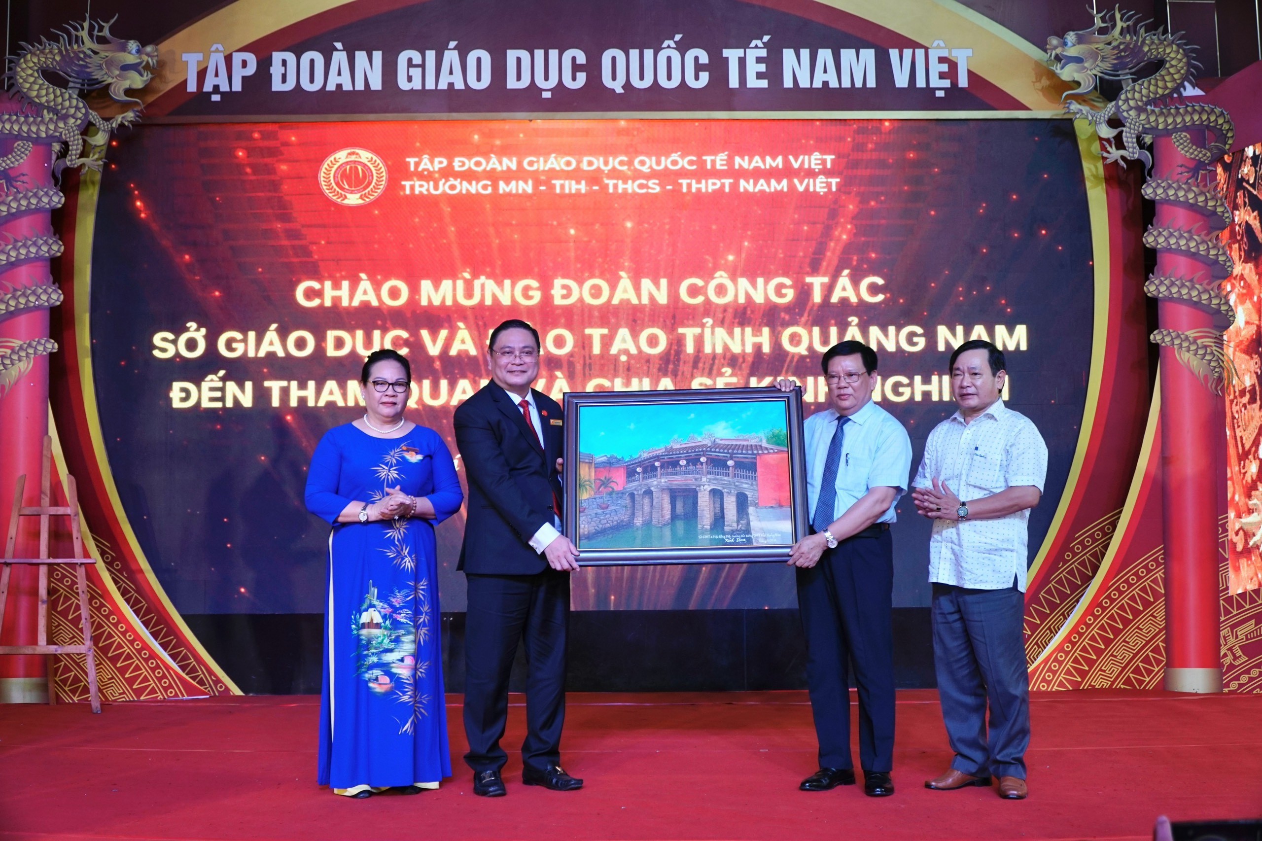 Lãnh đạo Sở GD-ĐT Quảng Nam dẫn hiệu trưởng, giáo viên đi học hỏi mô hình trường ngoài công lập- Ảnh 2. Lãnh đạo Sở GD-ĐT Quảng Nam dẫn hiệu trưởng, giáo viên đi học hỏi mô hình trường ngoài công lập- Ảnh 2.